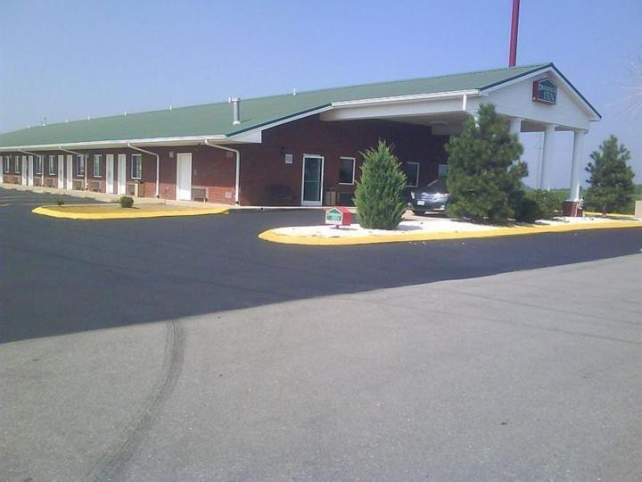 Deerfield Inn And Suites Steele Exterior photo