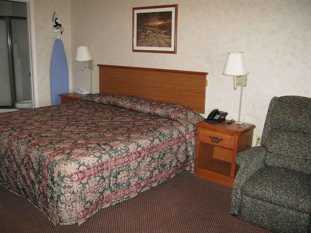 Deerfield Inn And Suites Steele Exterior photo