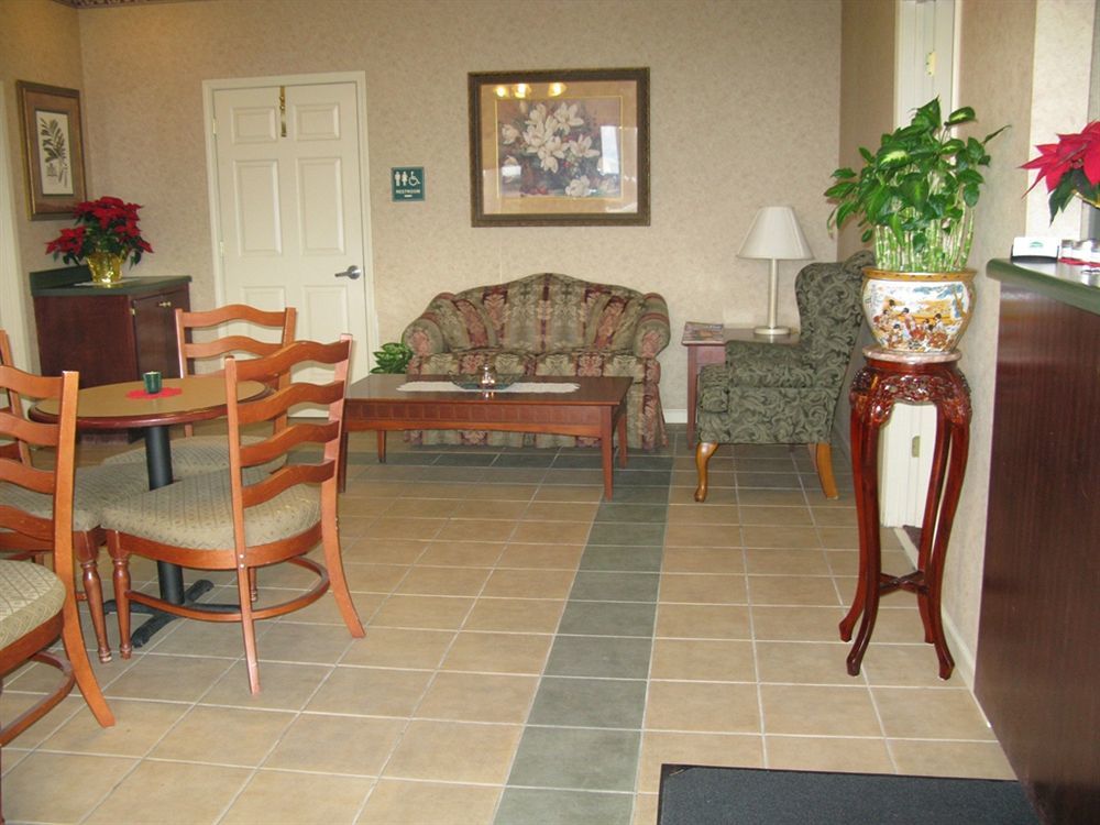 Deerfield Inn And Suites Steele Exterior photo