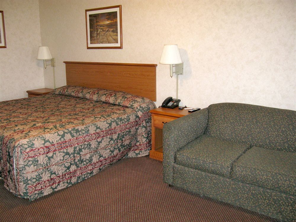 Deerfield Inn And Suites Steele Exterior photo